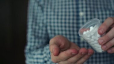 Adam Tubc açar ve hapları taraftan dökülen