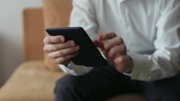 Männchen nutzt Technologie digitales Tablet — Stockvideo