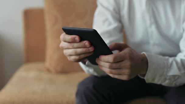 Człowiek przy użyciu komputera typu Tablet w domu — Wideo stockowe