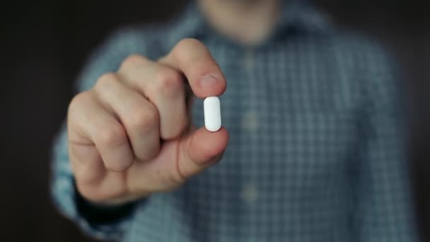 Mann bietet Patient eine Pille an — Stockvideo