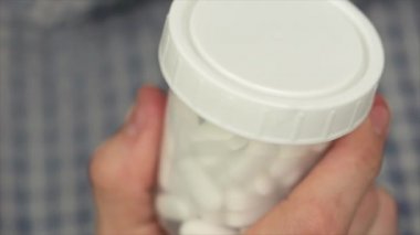 Adam bir kavanoz hap talimatları okur