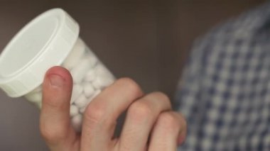 Bir kavanoz haplarla elinde twist