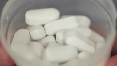 Beyaz adam elinde plastik kavanoz içinde