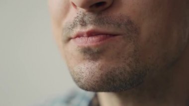 Üstünde belgili tanımlık ifade etmek ve yiyor Mısır aperatifler oturan adam