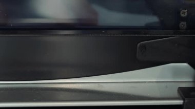 Kişi kesme kağıt üzerinde bir Giyotin