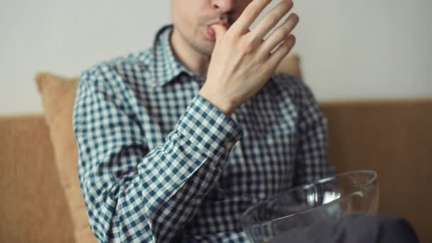 Man Eats Corn Snacks and to Lick Fingers — Stok Video