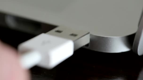 USB White kabel podłączony do laptopa. Makro — Wideo stockowe