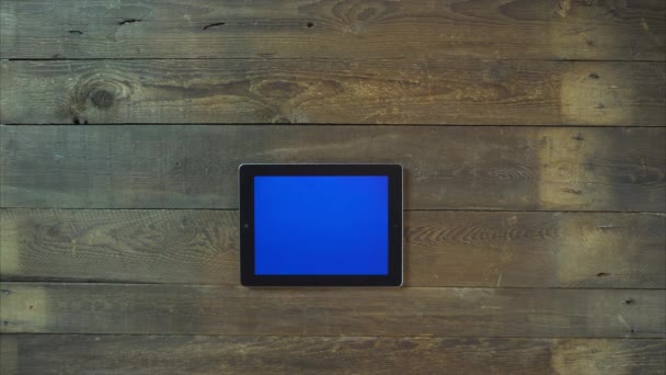 Цифровой планшет левой руки с голубым экраном — стоковое видео