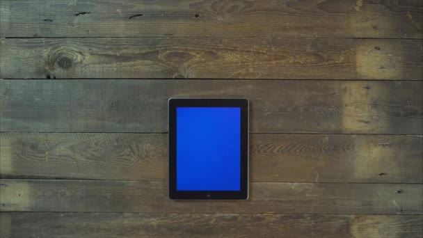 Wischt linkes digitales Tablet mit blauem Bildschirm — Stockvideo