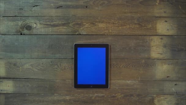 Wischen nach oben Hand digitales Tablet mit blauem Bildschirm — Stockvideo