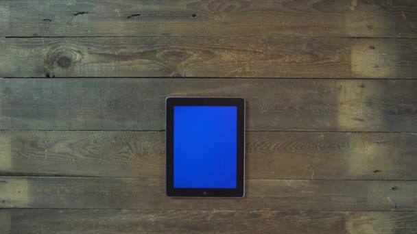 Pase hacia arriba Tableta digital de mano con pantalla azul — Vídeo de stock