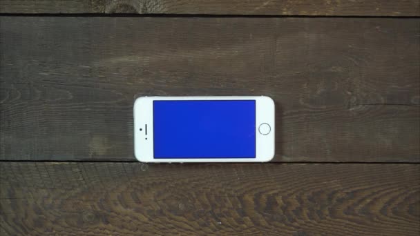 Telefon na kohoutek s modrou obrazovkou — Stock video