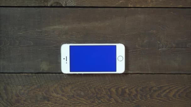 Ζουμ στο χέρι Smartphone με μπλε οθόνη — Αρχείο Βίντεο