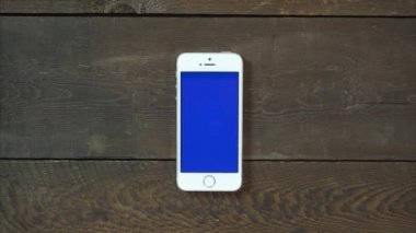 Ucuz bira kadar el Smartphone ile mavi ekran