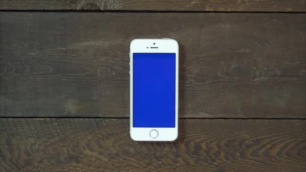Smartphone de una sola mano con pantalla azul — Vídeos de Stock