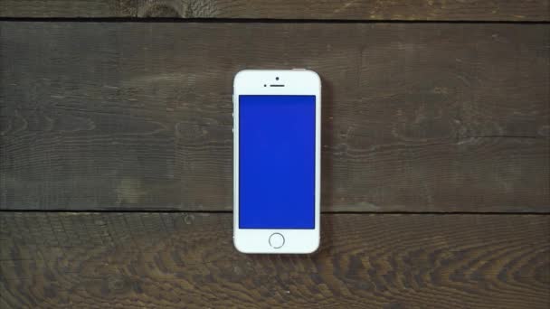 Desliza el Smartphone de mano izquierda con pantalla azul — Vídeo de stock