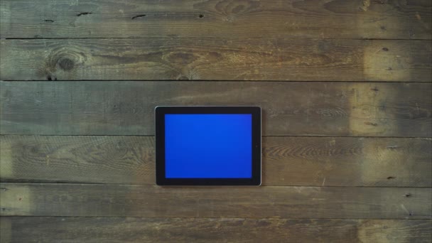 Singe Tap Hand Digital Tablet med blå skärm — Stockvideo