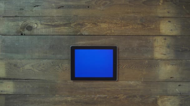 Pase hacia arriba Tableta digital de mano con pantalla azul — Vídeos de Stock