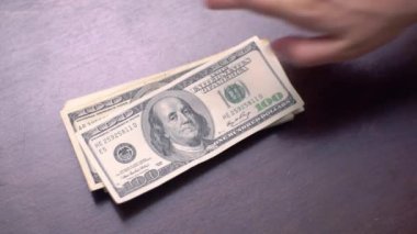 Paket Amerikan Usd para masanın üstünde olduğunu