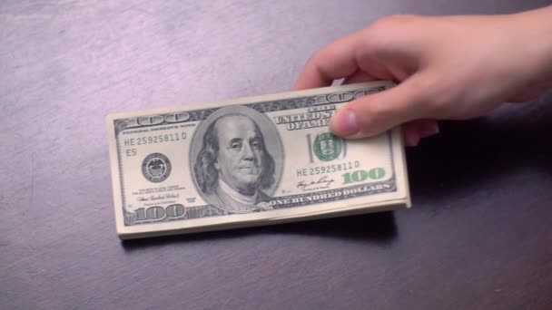 Bündel amerikanischer USD-Gelder liegt auf dem Tisch — Stockvideo