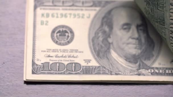 Пакет американских долларов на столе — стоковое видео