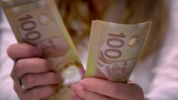 Vista de uma mulher contando muitos canadenses 100 Bills — Vídeo de Stock