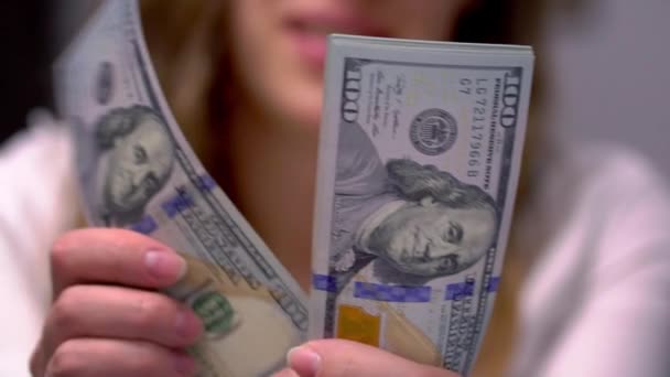 Nézd, egy nő, sok amerikai 100 számlák számolás — Stock videók