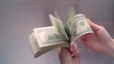 Paket Amerikan Usd para masanın üstünde olduğunu