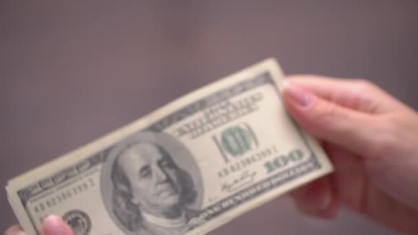 미국 달러 돈 뭉치는 테이블에 — 비디오