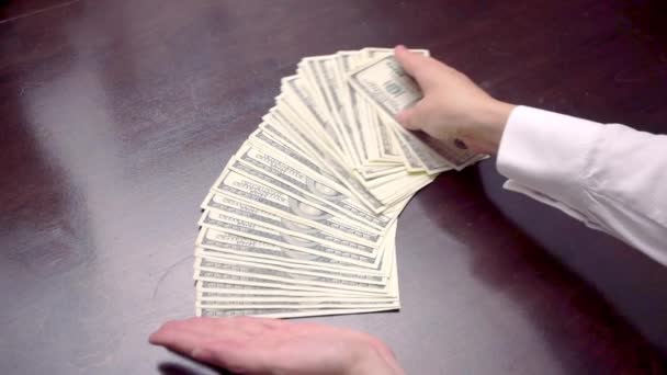 テーブルの上は、アメリカ米ドルのお金の束 — ストック動画