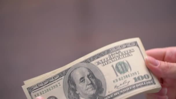 Δέσμη των αμερικανικών Usd χρήματα που είναι στο τραπέζι — Αρχείο Βίντεο