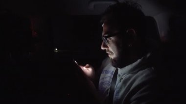 Orta genç adam el resimleri telefon kaydırma