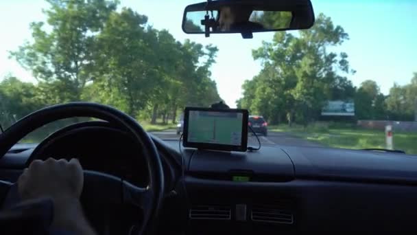 POLONIA, KRAKOW - 02 SETTEMBRE 2016: Guida con dispositivo GPS sul cruscotto — Video Stock
