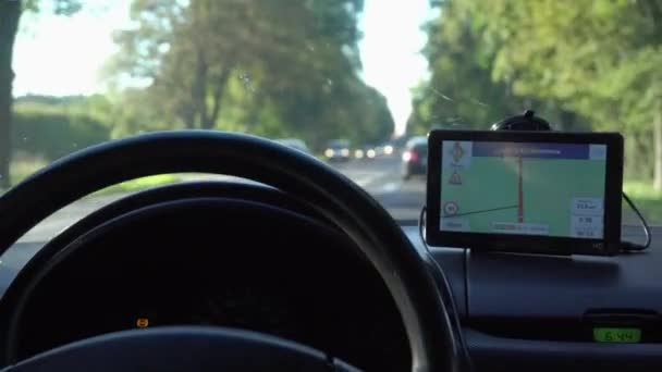 Close-up tiro de carro dirigindo com dispositivo GPS — Vídeo de Stock