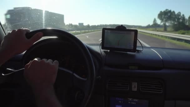 Navigation GPS en voiture avec homme au volant 4K . — Video