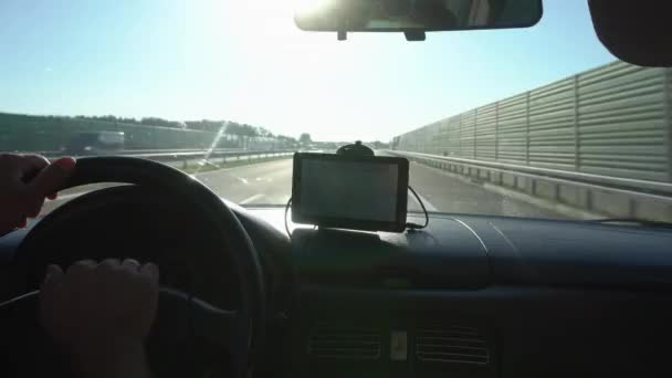 Guida con dispositivo GPS sul cruscotto — Video Stock