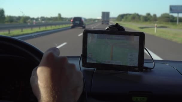Πλοήγηση GPS στο αυτοκίνητο με άνδρα οδήγηση 4k. — Αρχείο Βίντεο