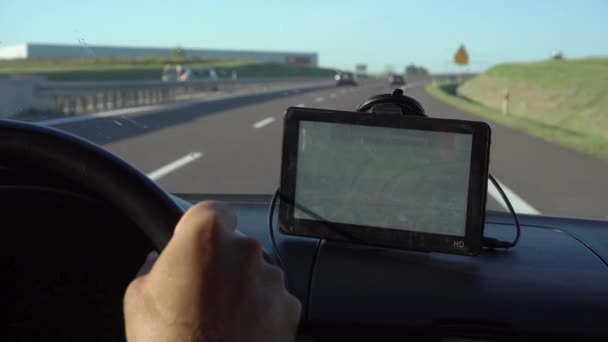Körning med GPS-enheten på instrumentpanelen — Stockvideo
