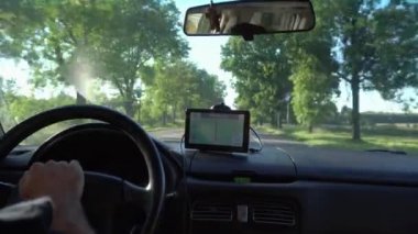4 k sürüş adamla arabada GPS navigasyon.