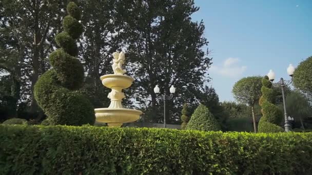 Scultura della fontana del ragazzo bianco senza acqua — Video Stock