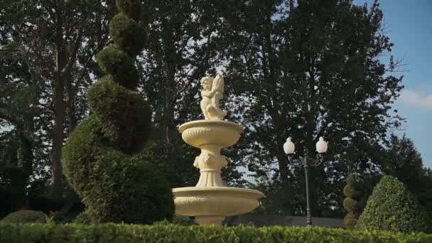 Blanke jongen fontein sculptuur zonder Water — Stockvideo