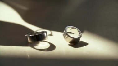 Alyans mermer zemin üzerinde iplik