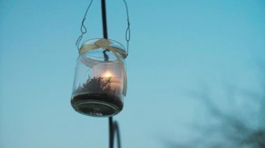 Cam Kavanoz mum Arcch ağır çekim üzerinde asılı