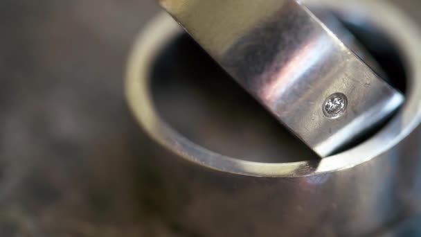 Свадебное кольцо на мраморном полу — стоковое видео