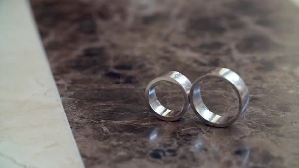 Anello di nozze che gira sul pavimento di marmo — Video Stock