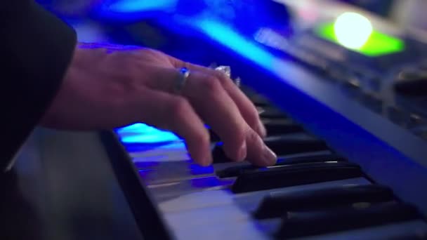 Hombre jugar en el piano eléctrico colorida luz — Vídeos de Stock
