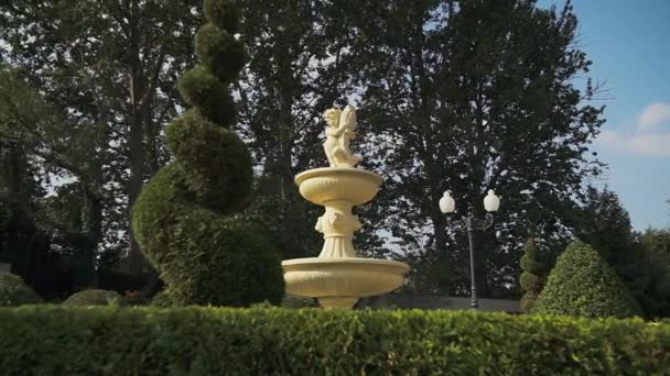 Скульптура из белого фонтана без воды — стоковое видео