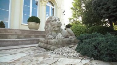Sinematik aslan kaymak atış heykel