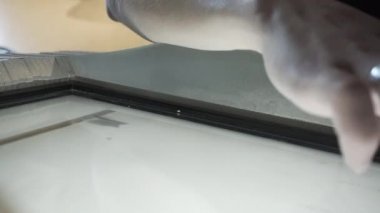 Polonya, Krakow - Eylül 02, 2016: kadın Müzesi'nde bir Ebook bir kitap okuma