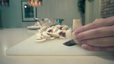 Mantar temizlenir ve küçük parçalar kasenin içine kesmek